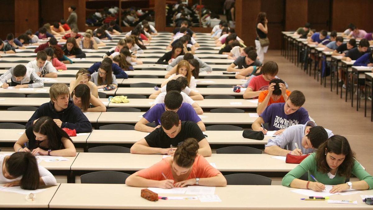 Personas que se preparan para realizar un examen