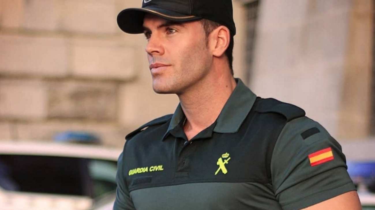 El Gobierno prohíbe a los guardias civiles subir fotos con el uniforme a las redes sociales