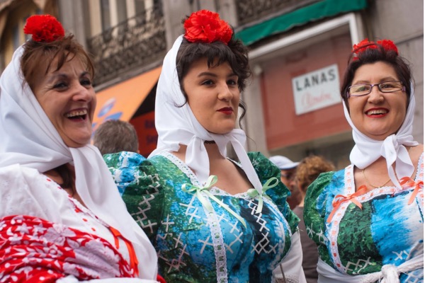 Mujeres vestidas de chulapas
