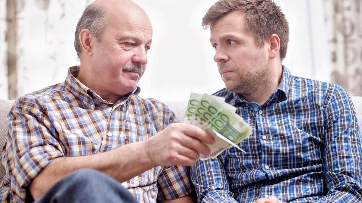 Padre dando dinero