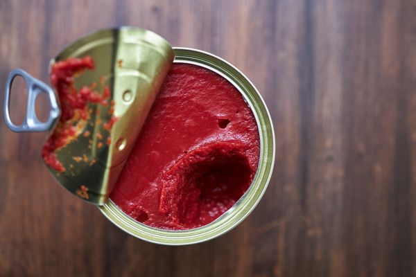 Salsa de tomate en lata