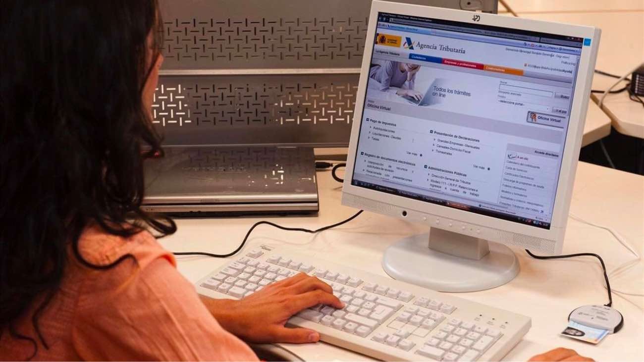 Funcionario teletrabajando