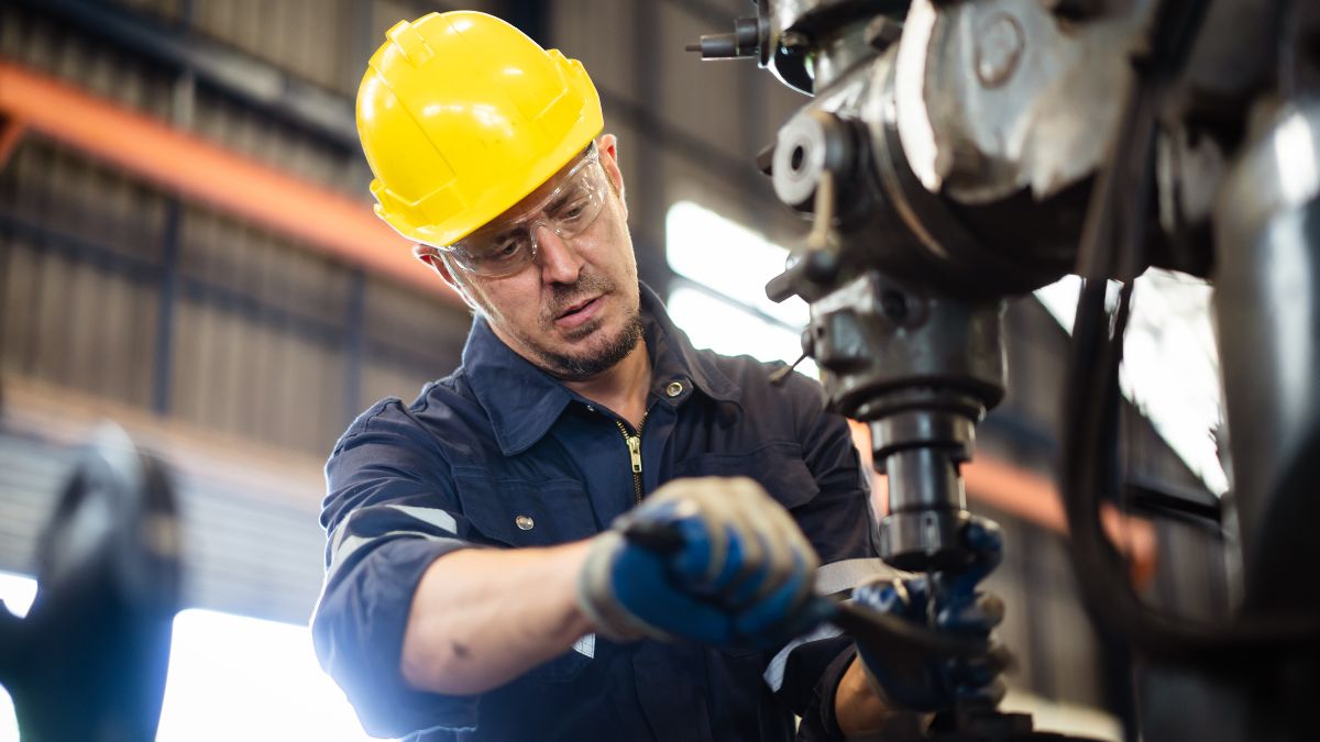 Trabajador con gafas y casco en una fábrica