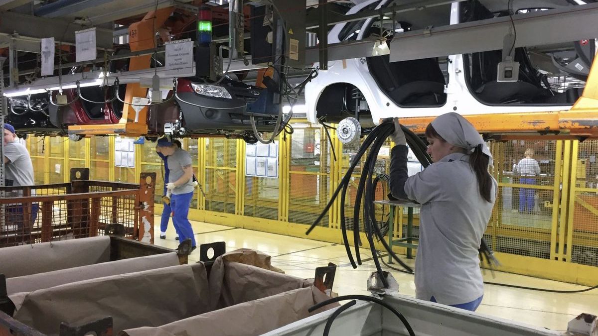 Trabajadoras en la línea de producción de Renault