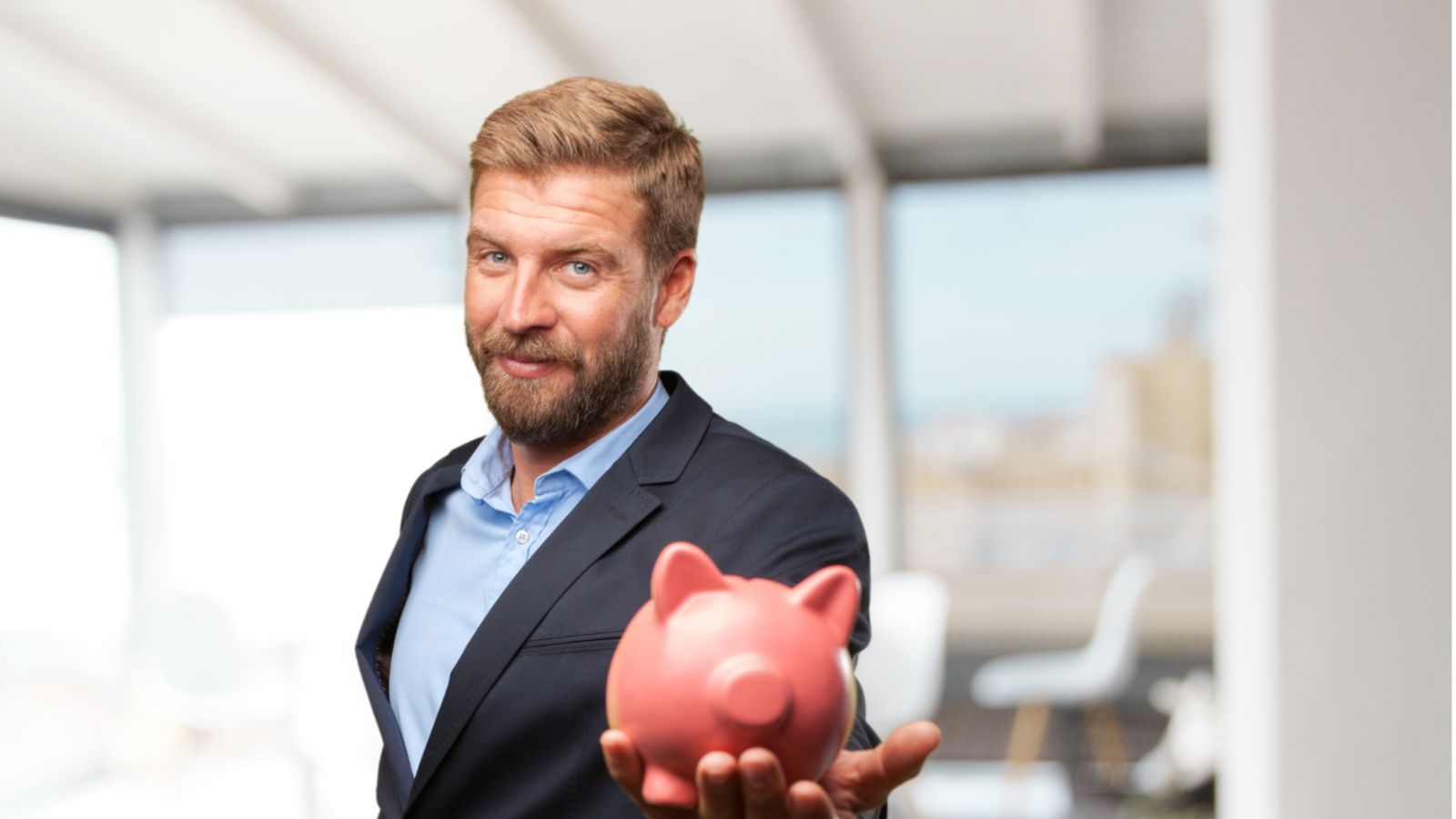 Una imagen de un hombre sosteniendo una hucha