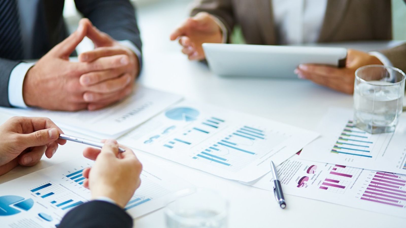 imagen de personas revisando la contabilidad de la empresa