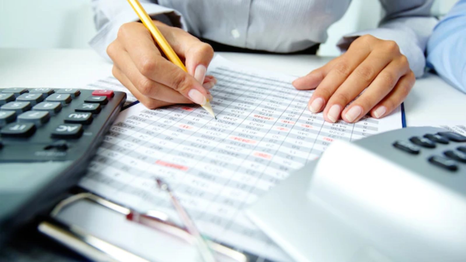 Imagen de una persona revisando facturas