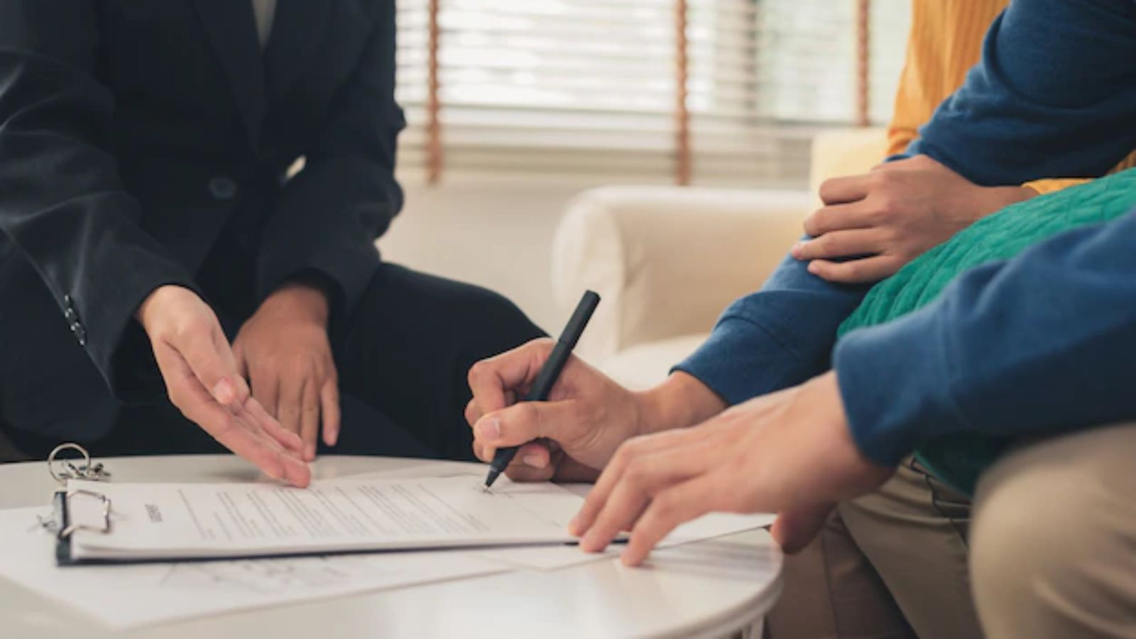 Dos personas firmando un contrato