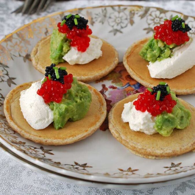 Recetas de nochevieja Blini de aguacate, queso y caviar