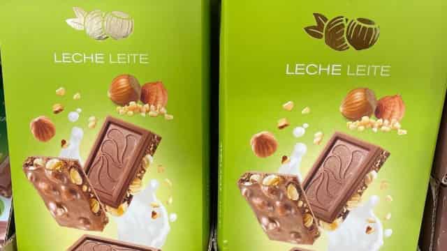 Chocolate con leche y avellanas enteras