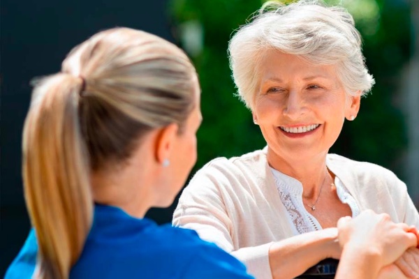 empleada de Cuideo cuidando a una personal mayor