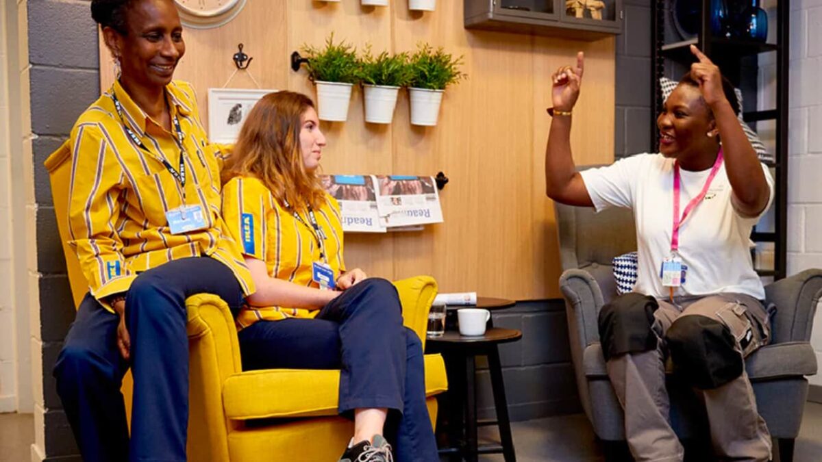 empleados de ikea hablando