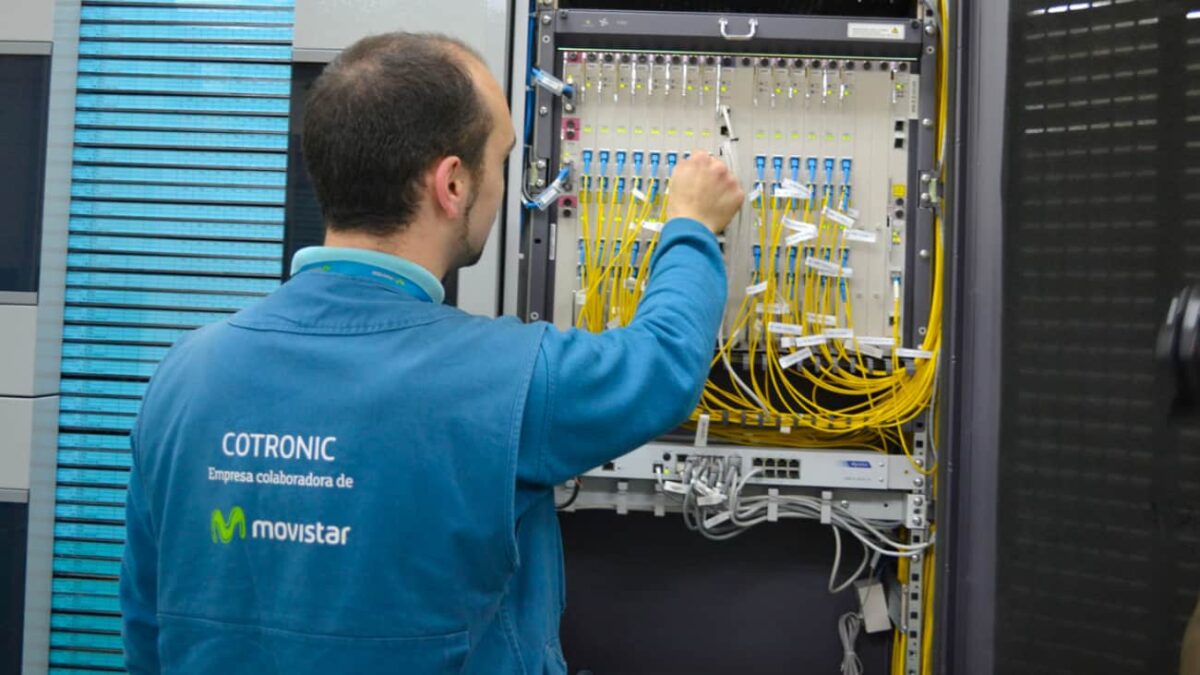 empleado de Telefónica trabajando